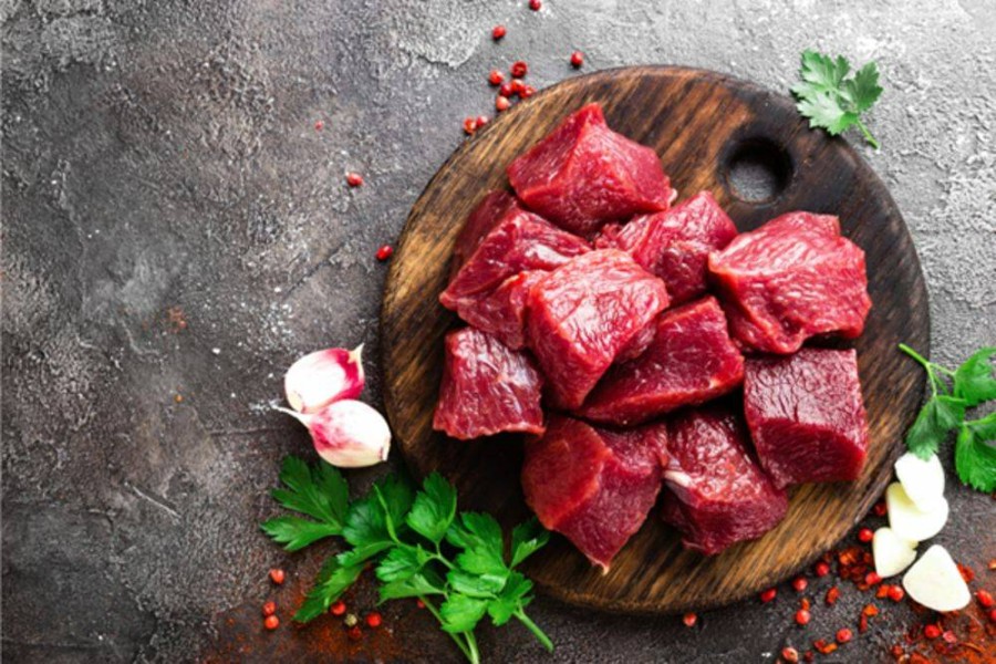 Lựa những miếng thịt bò có màu sắc đỏ đậm, đều màu, phần gân và mỡ trắng.