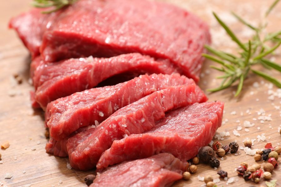 Cắt thịt bò theo từng miếng vừa ăn trước khi nấu