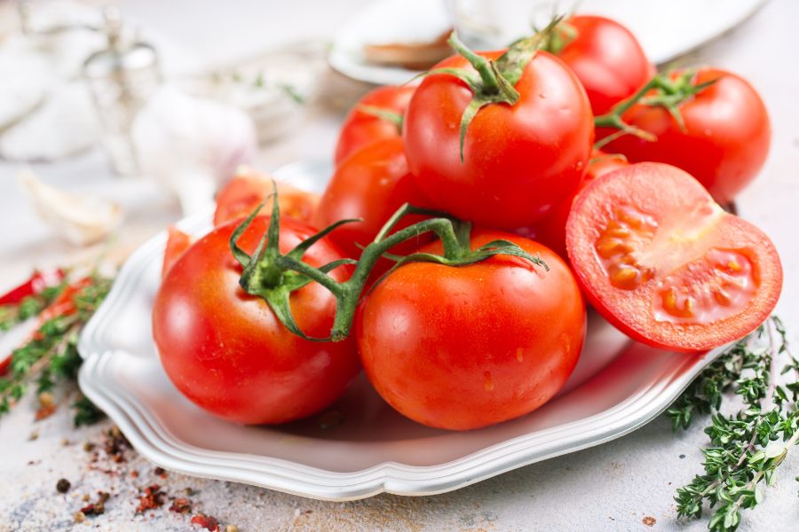 Chọn những quả cà chua không bị dập úng, mùi thơm nhẹ