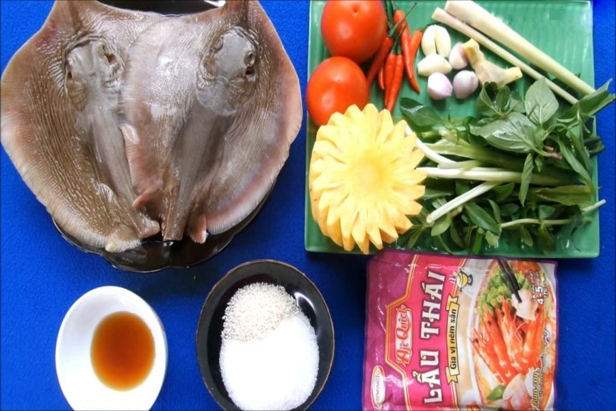 Nguyên liệu chính để làm món cá đuối nấu canh chua gồm có cá đuối, dứa và cà chua.