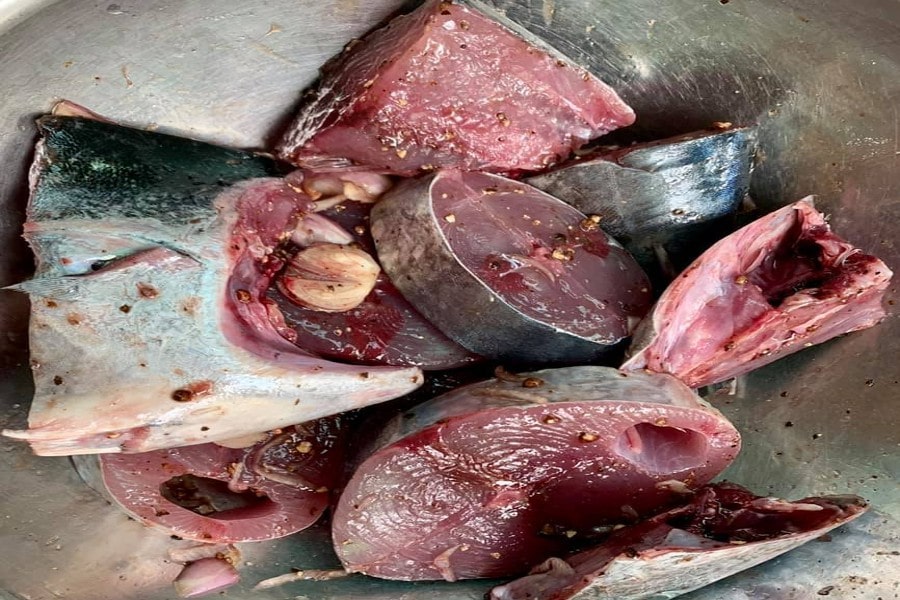 Ướp cá với gia vị khoảng 15 phút trước khi nấu để món ăn đậm vị.