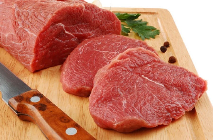 Thịt bò ngon sẽ có màu đỏ tươi bắt mắt, phần mỡ vàng nhạt.
