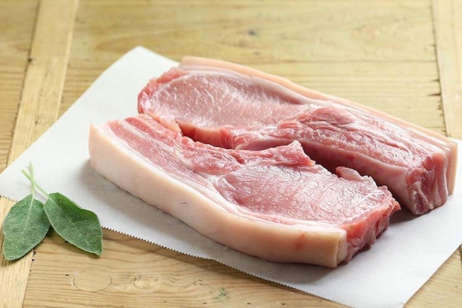 Thịt heo tươi sẽ có phần thịt màu đỏ nhạt hay hơi hồng.