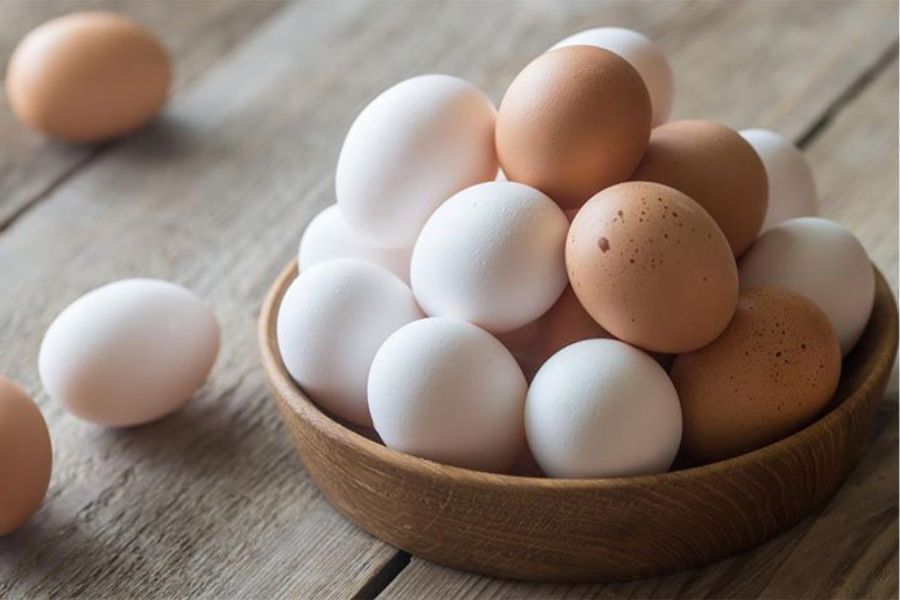 Chọn trứng có kích thước đồng đều, không nên quá nhỏ hoặc quá lớn so với trung bình.