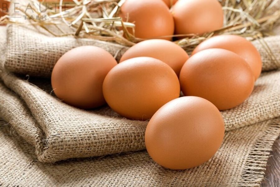 Trứng gà là một thực phẩm cung cấp nhiều chất dinh dưỡng quan trọng cho cơ thể.