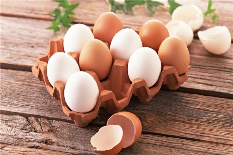 Trứng gà đảm bảo thường có màu vỏ sẫm hơn, thường là màu nâu hoặc màu nâu pha đỏ.