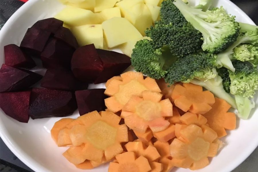 Sở chế các loại rau củ gồm bông cải xanh, củ dền, cà rốt, khoai tây.